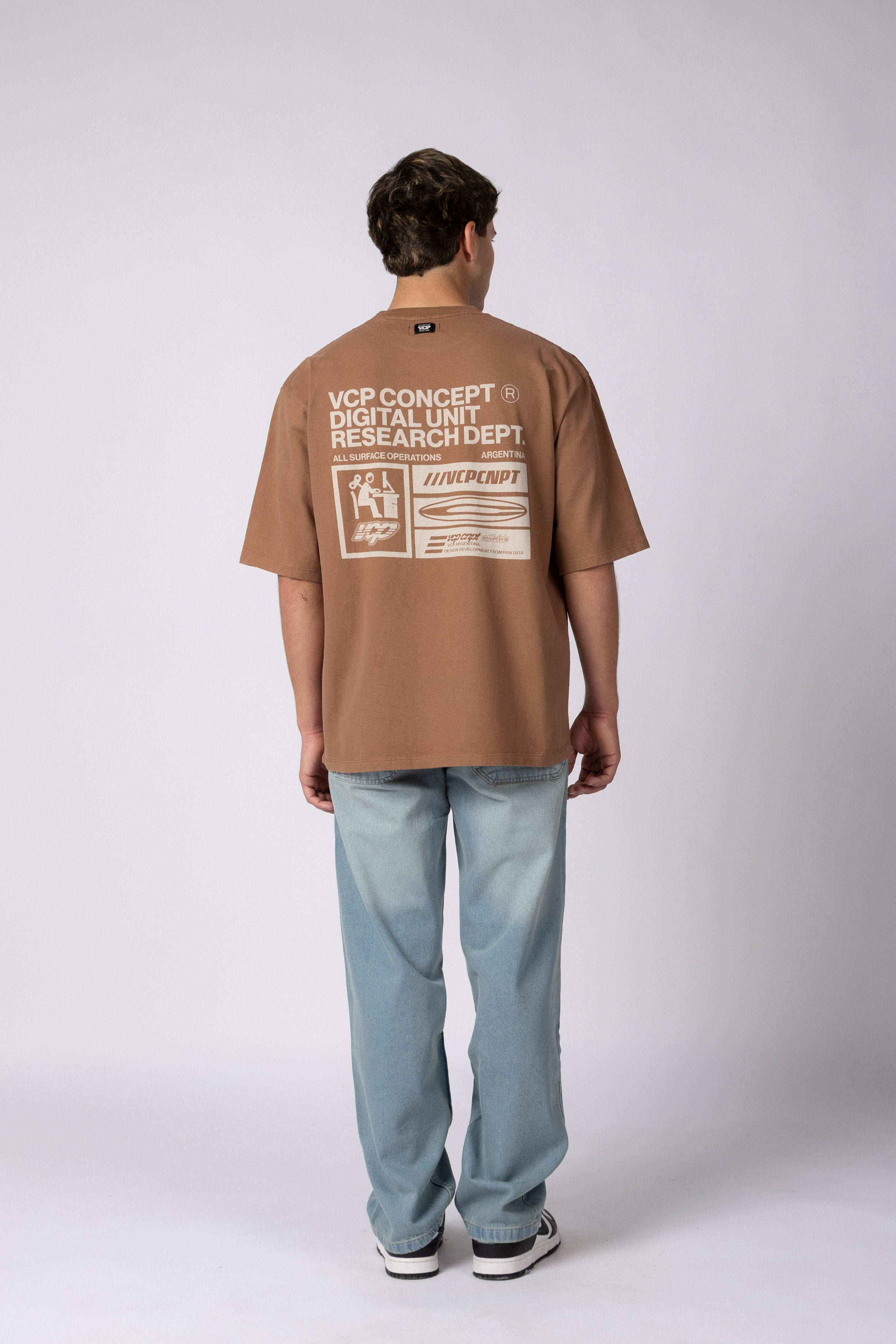 Remera Over Rhy Digital Moka