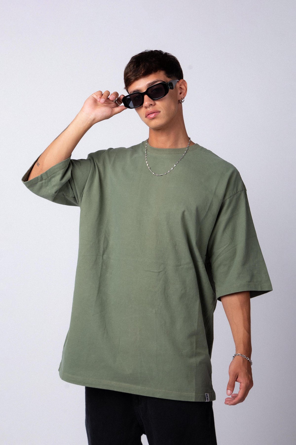Remera Over Carl Militar