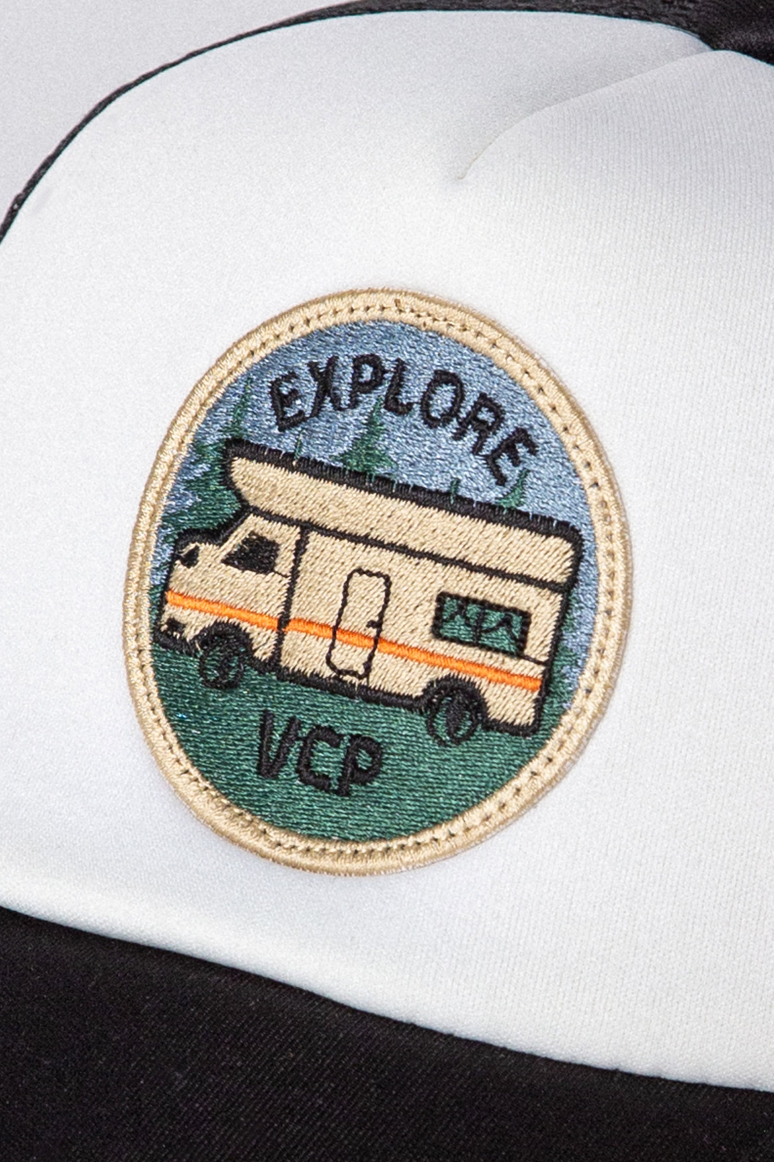 Gorra Trucker Negra Explore