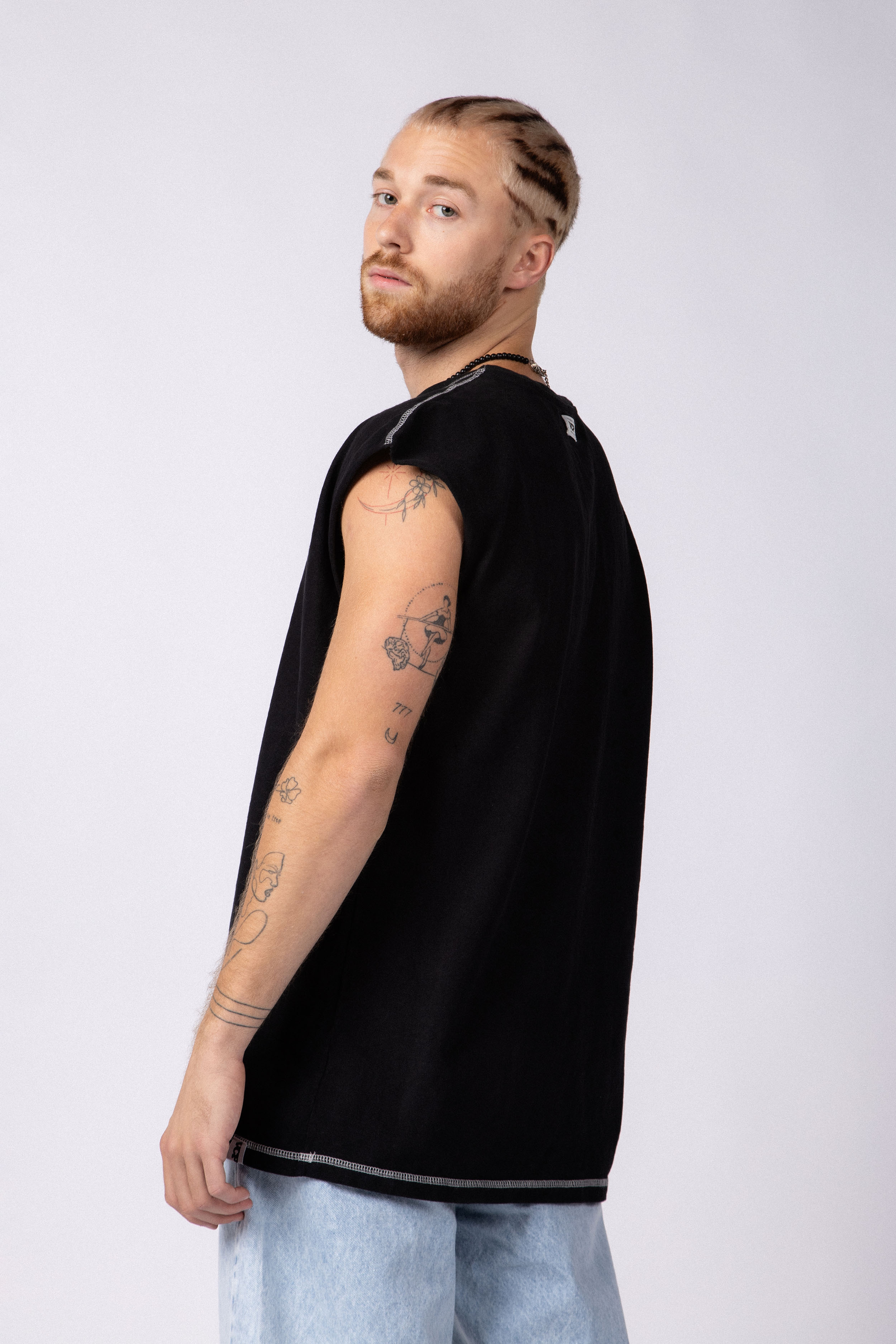 Musculosa Sudadera Aryn Negra