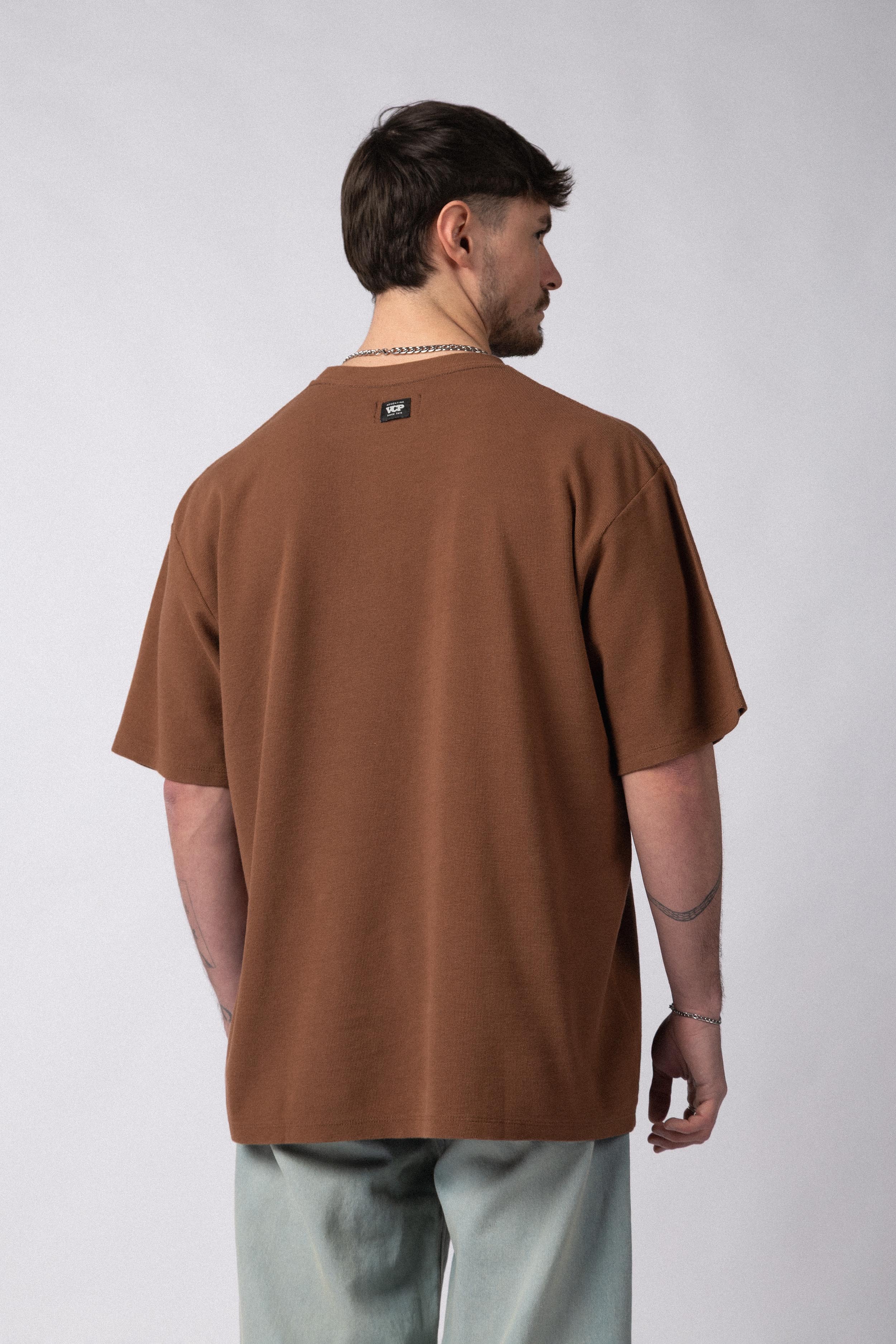 Remera Over Hana Play Choco