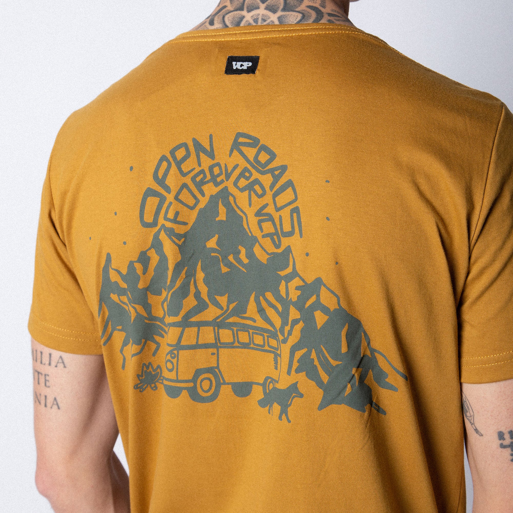 Remera Roads Mostaza