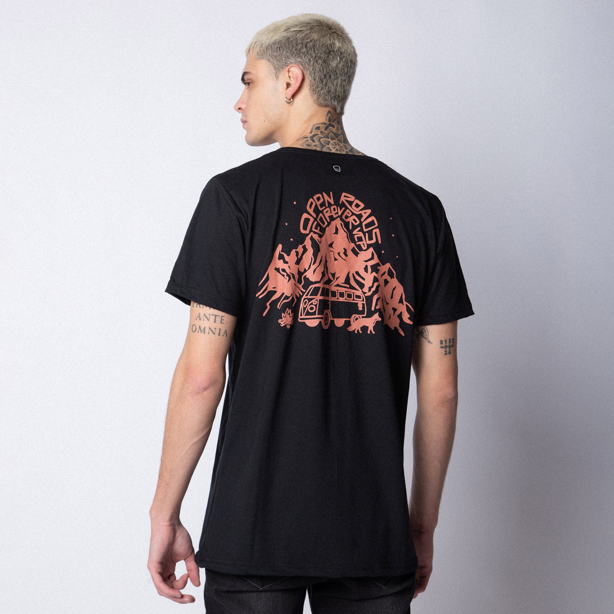 Remera Roads Negra
