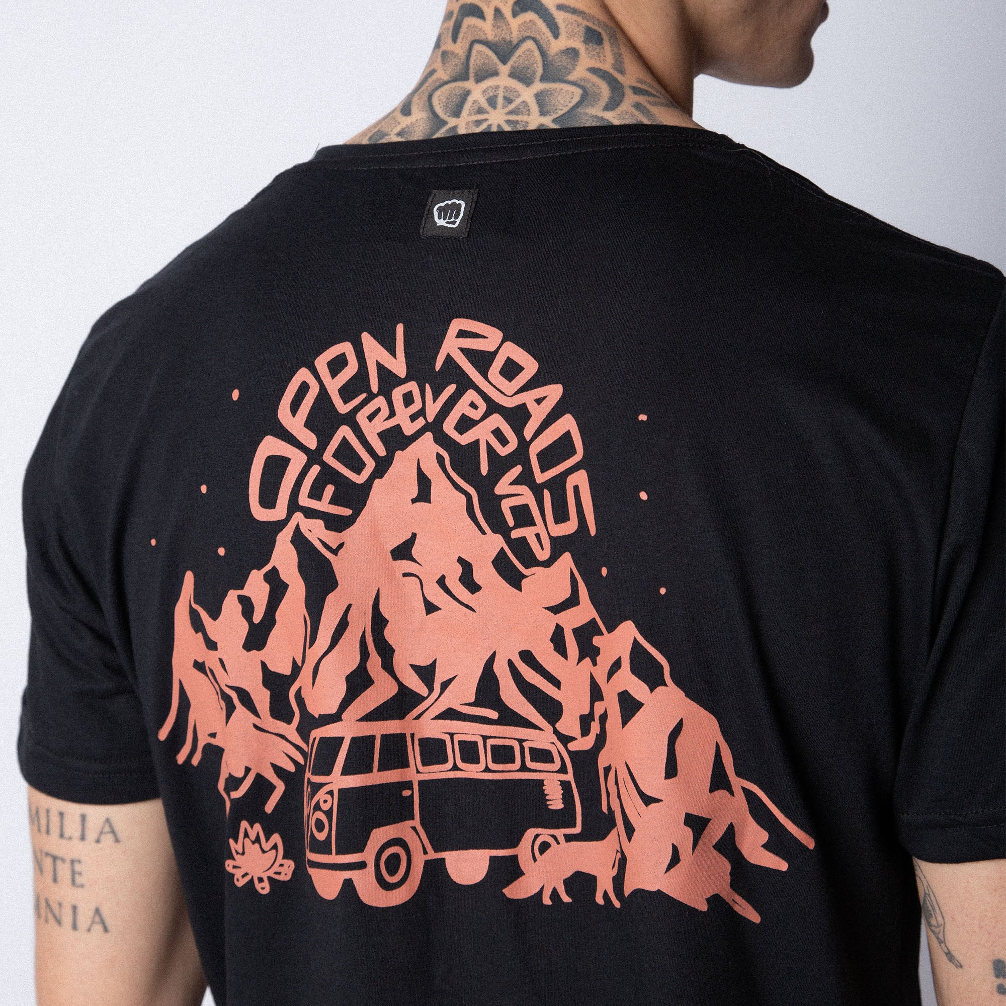 Remera Roads Negra