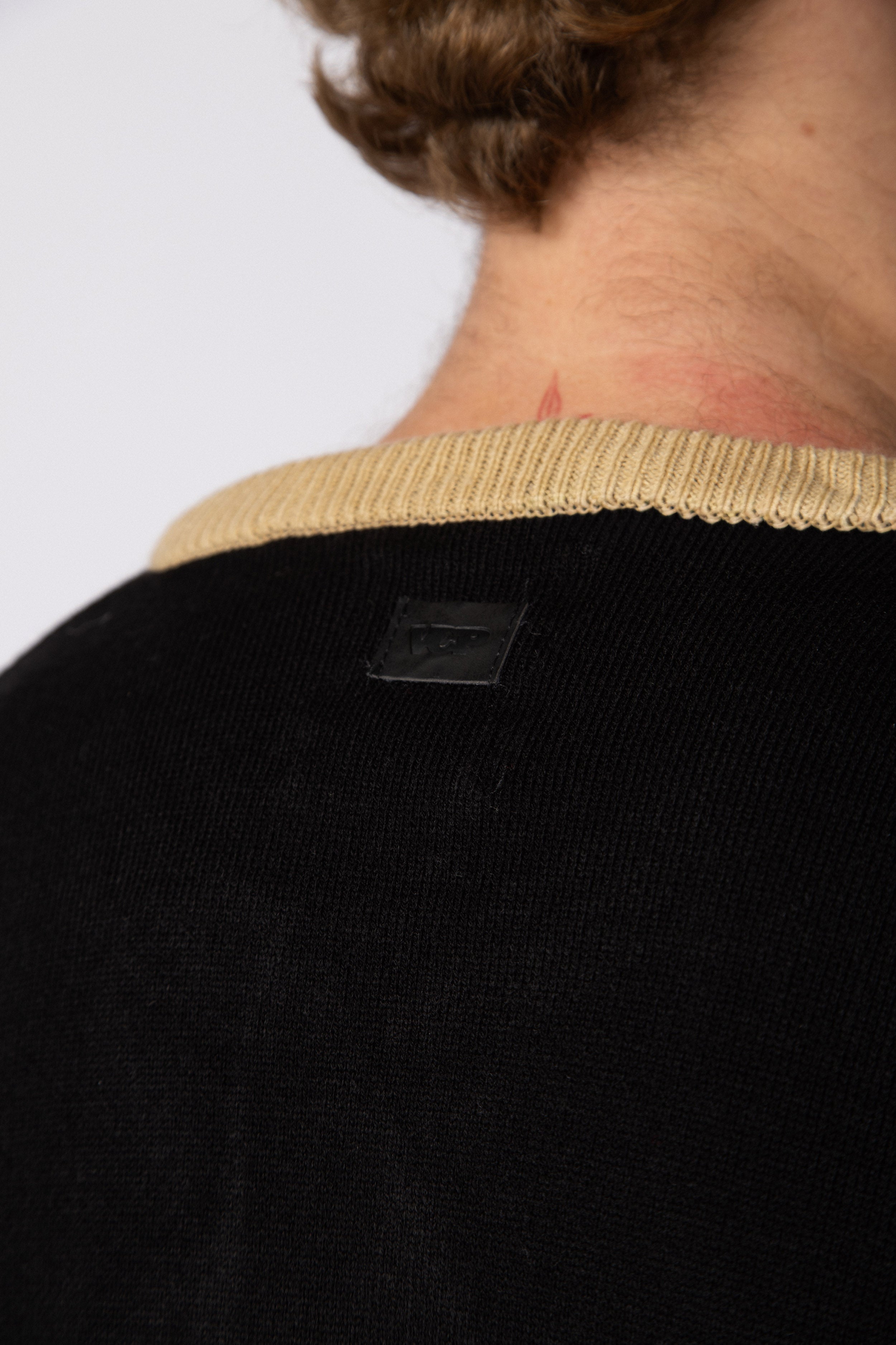 Sweater Over Felino