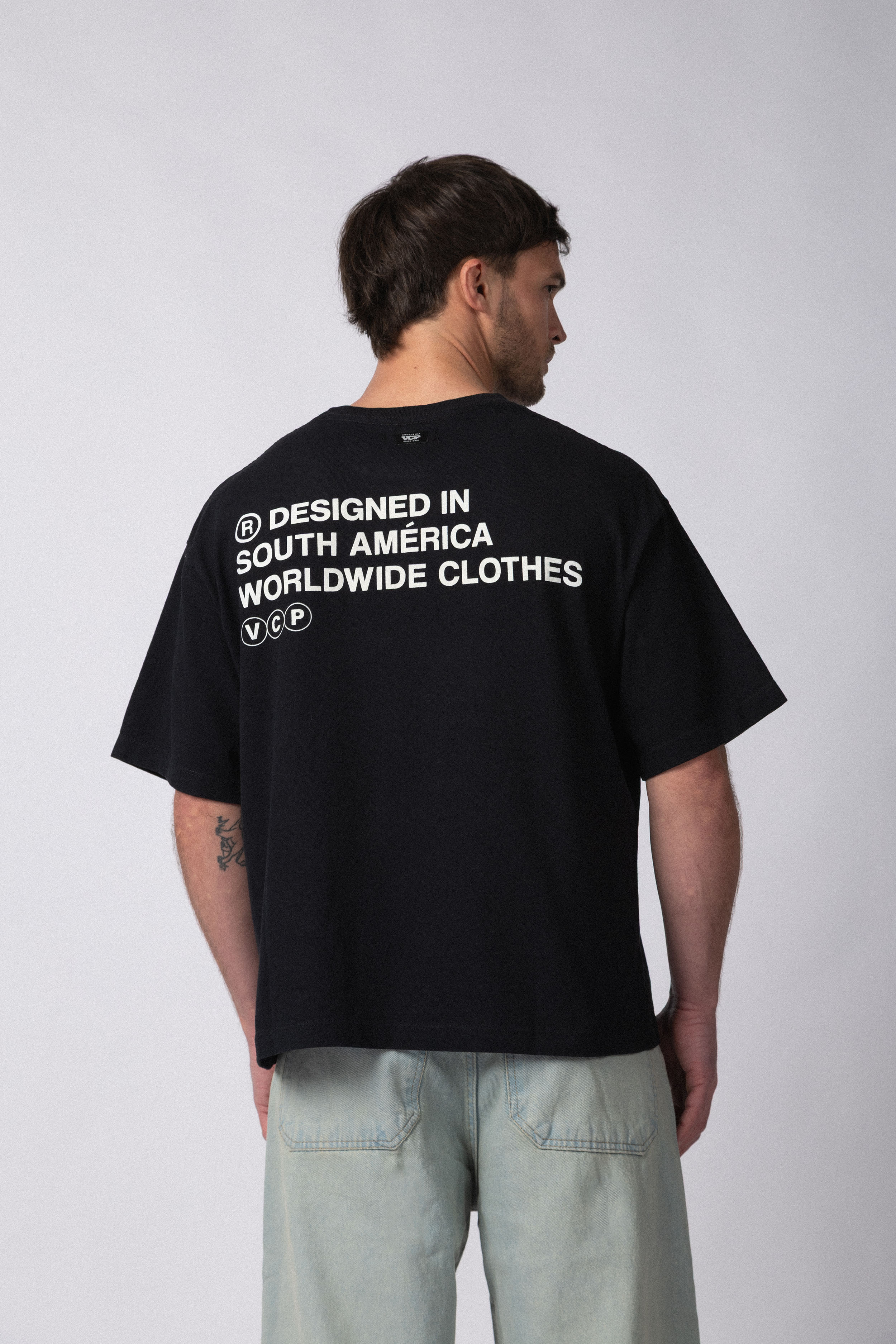Remera Boxy South Negra