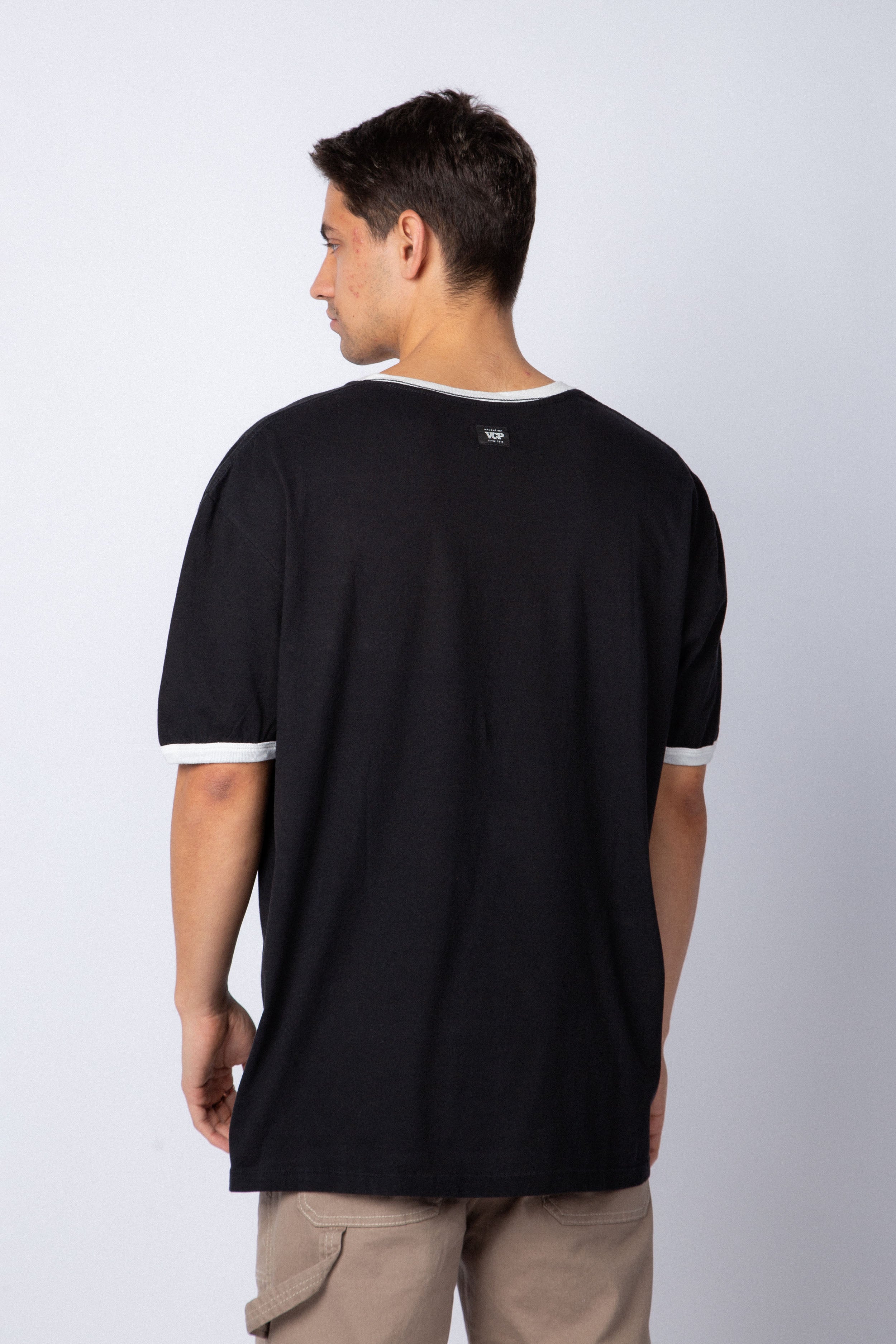 Remera DP Stamp Negra Crudo