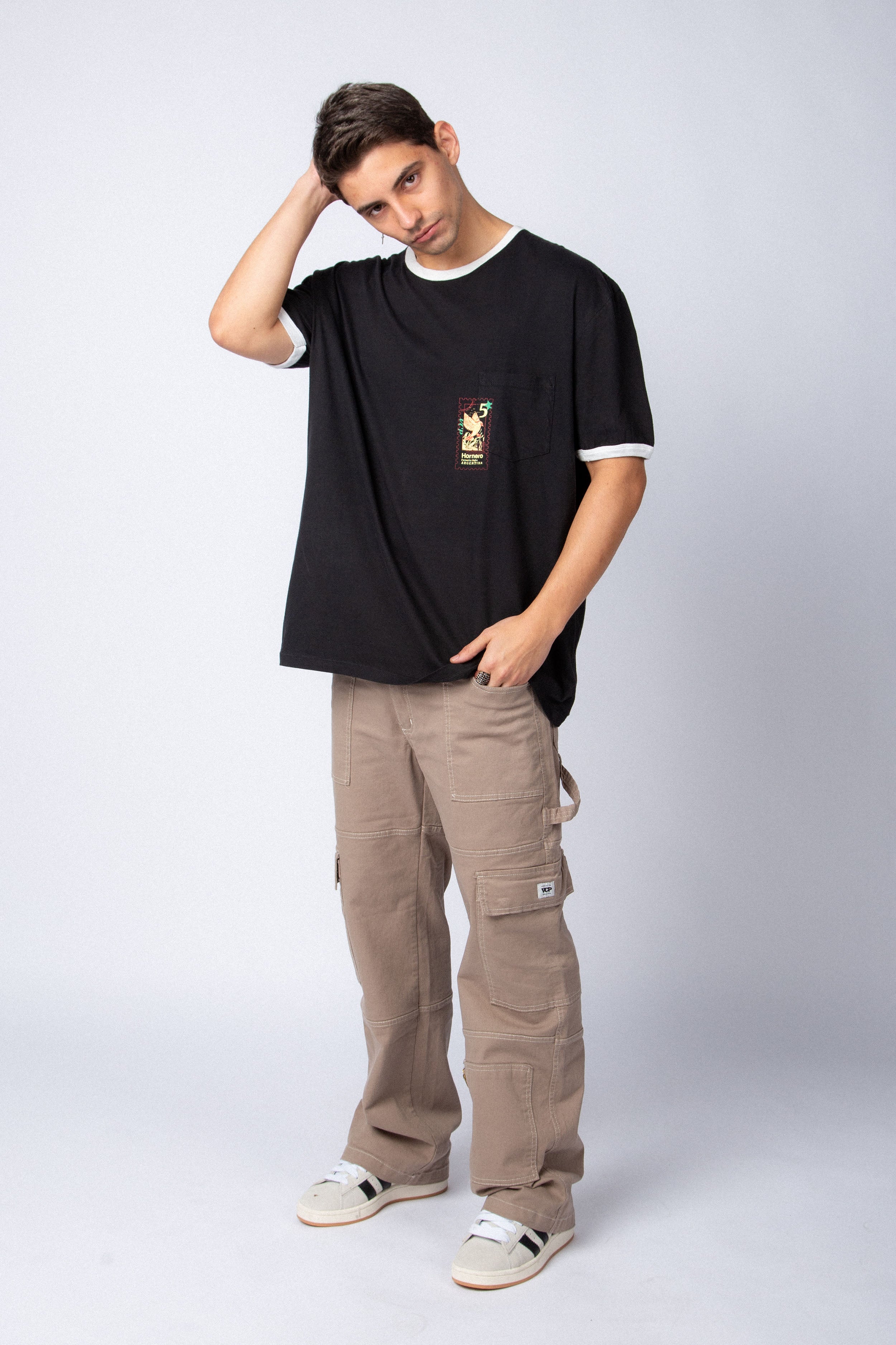 Remera DP Stamp Negra Crudo