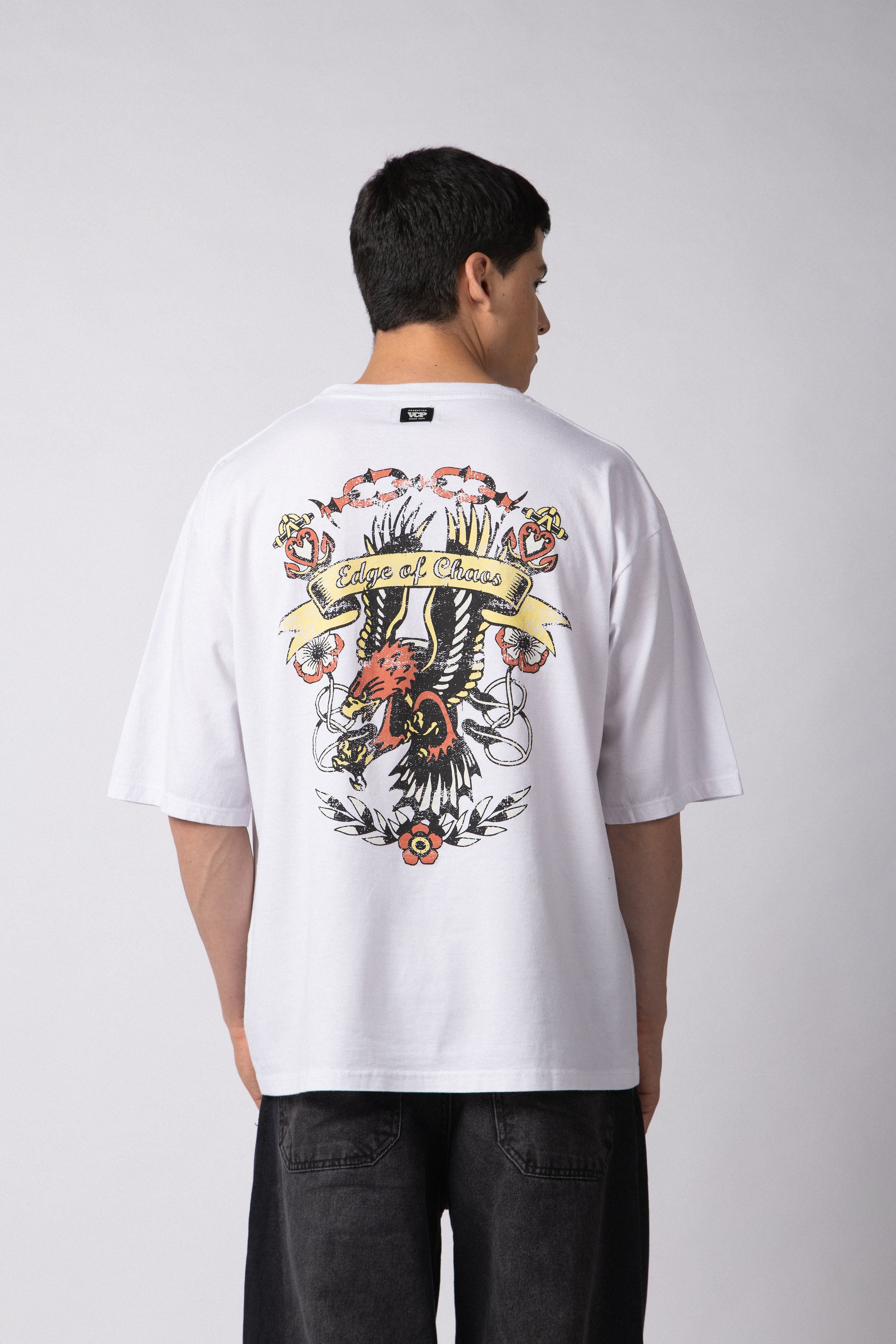 Remera Over Taz Chaos Blanca