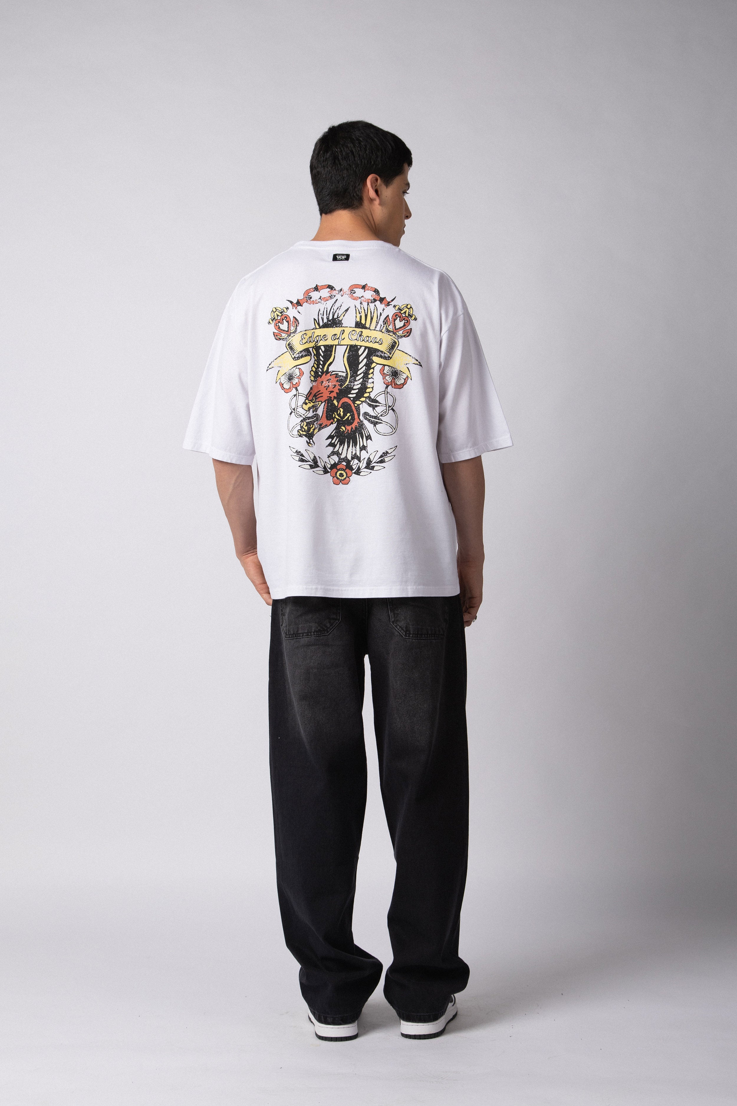 Remera Over Taz Chaos Blanca