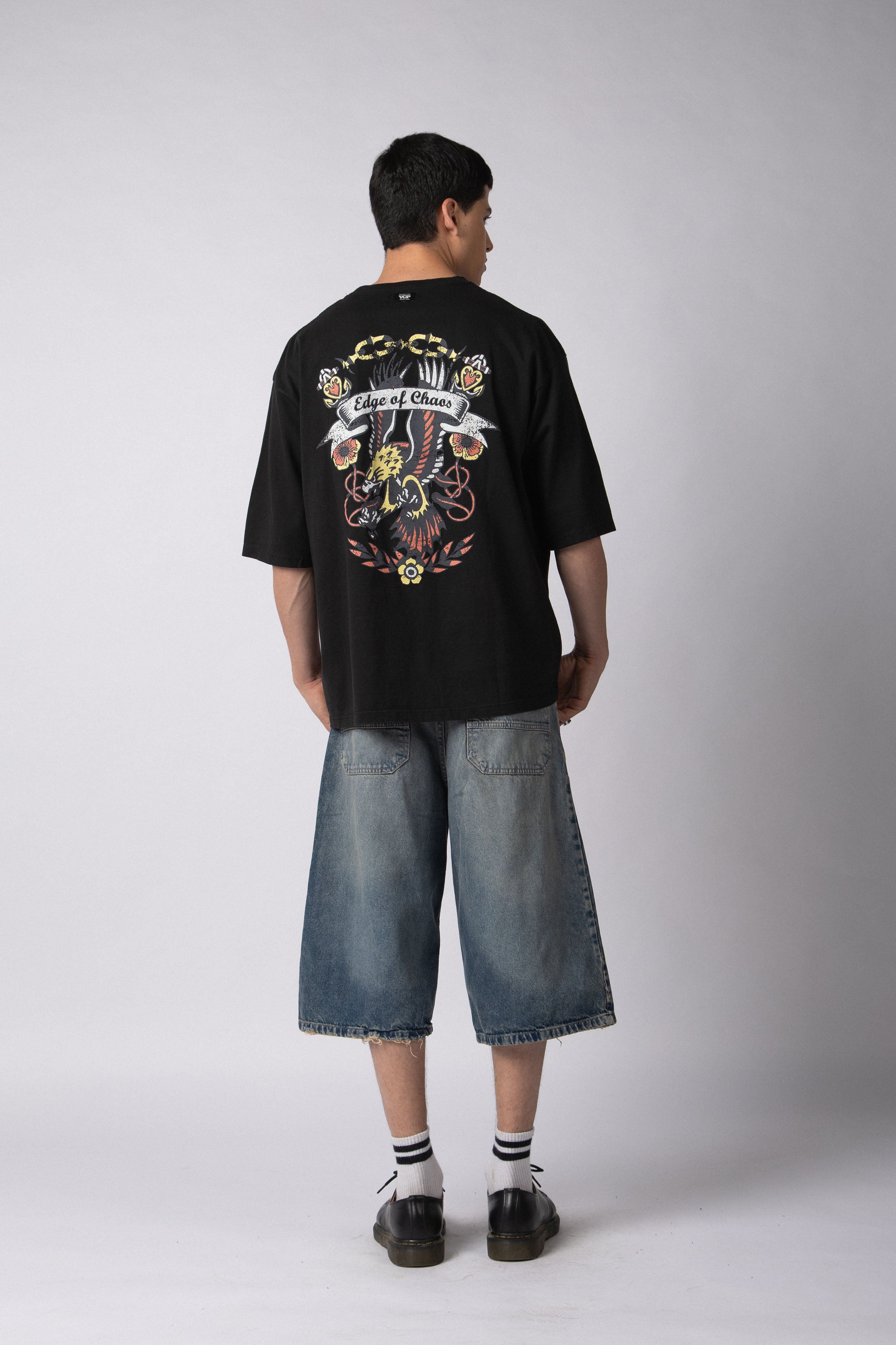 Remera Over Taz Chaos Negra