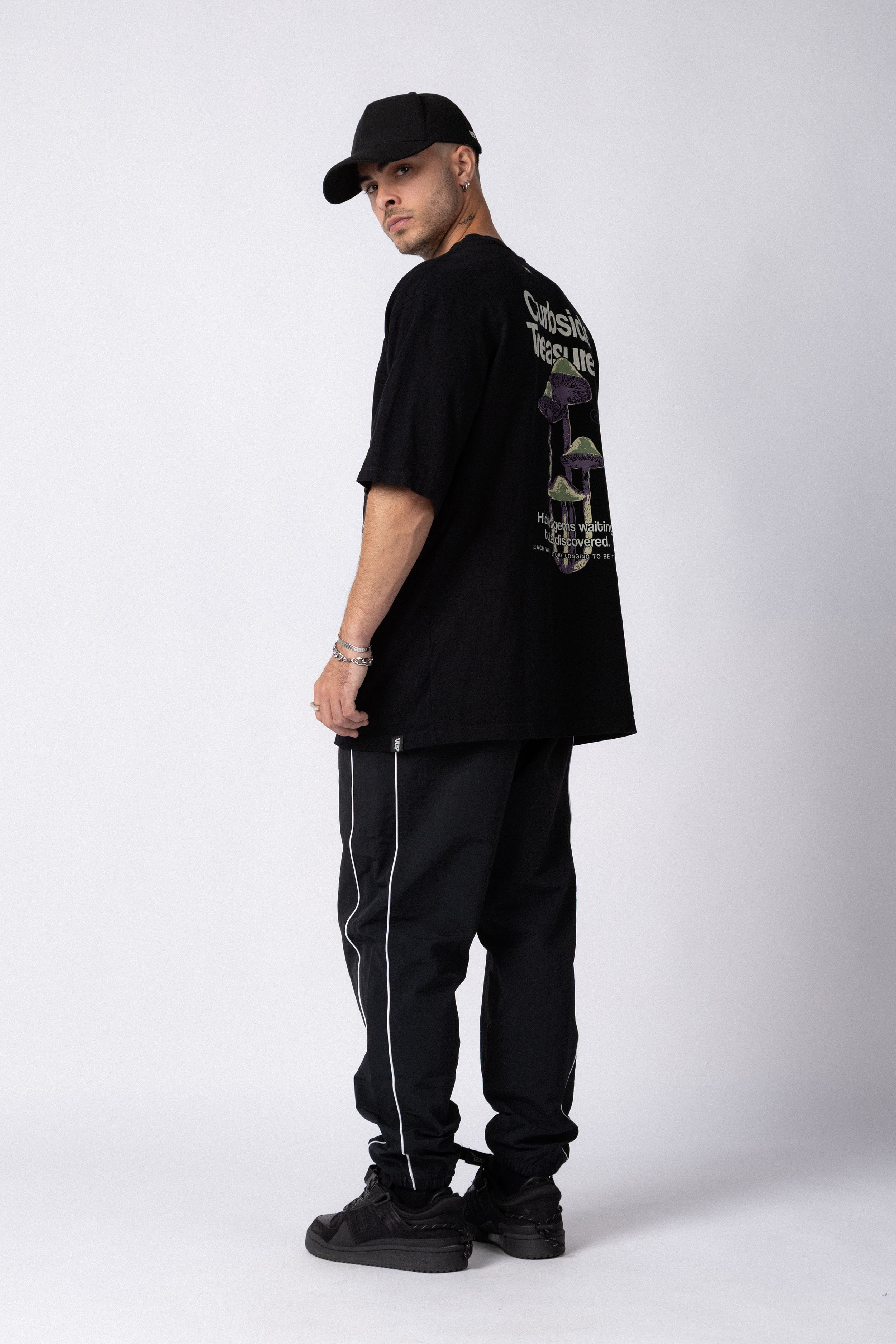 Remera Over Rhy Curbi Negra