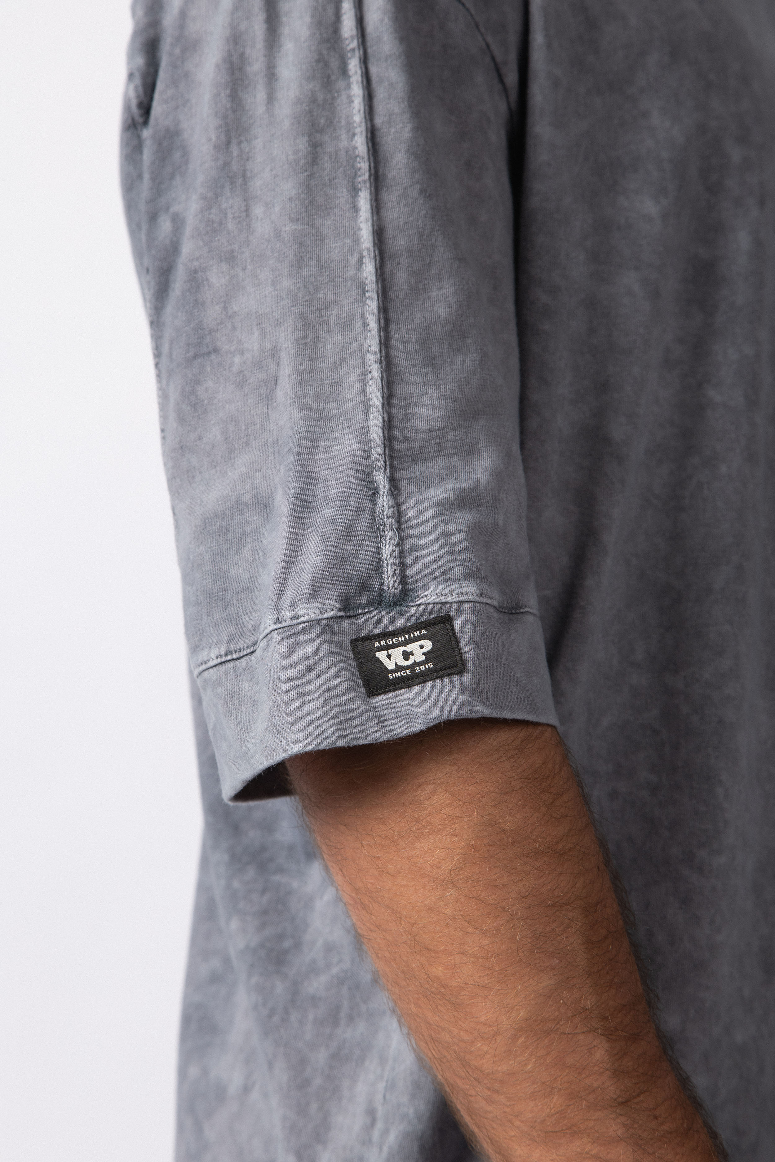 Remera Over Vorn Gris