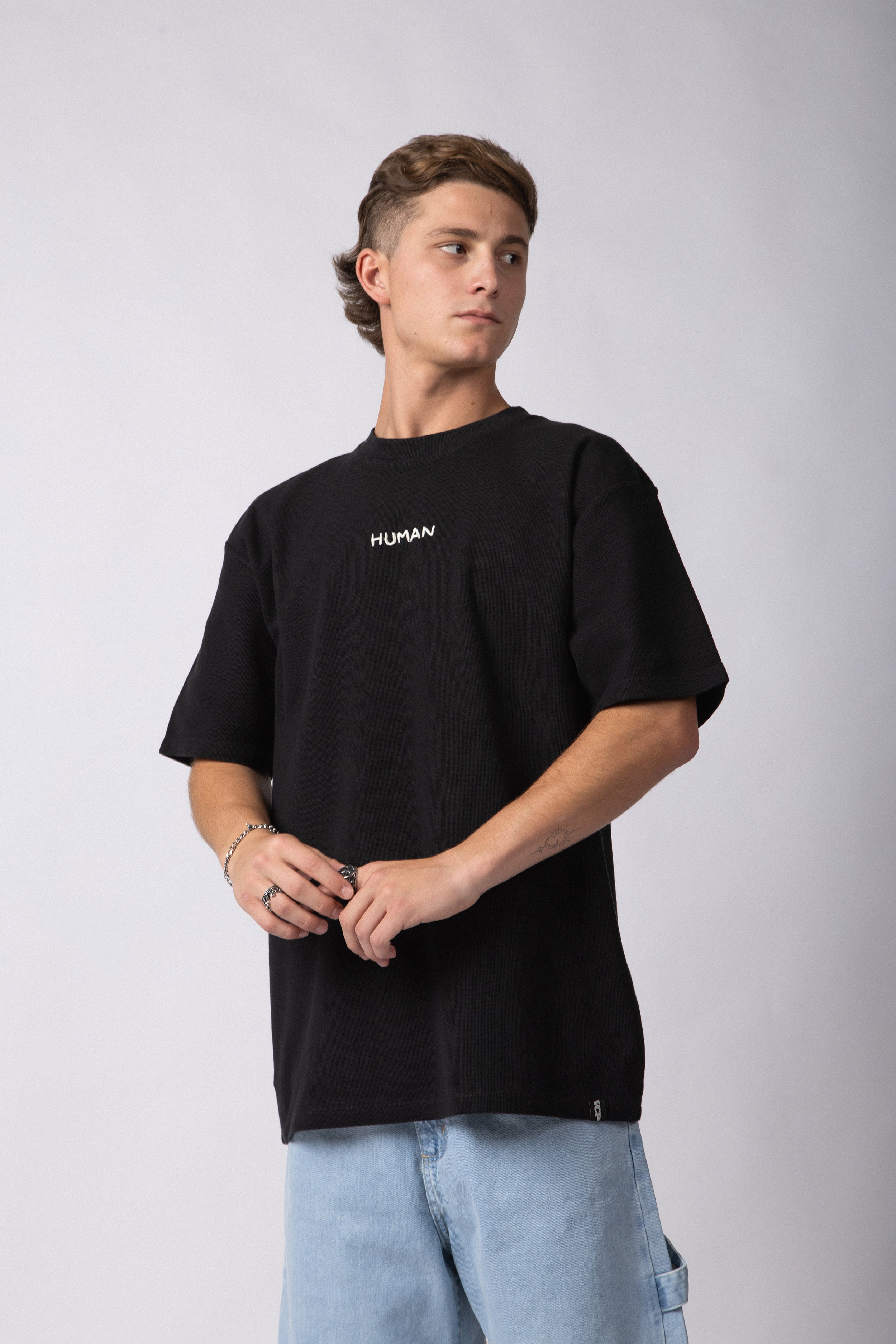 Remera Over Hana Hum Negra