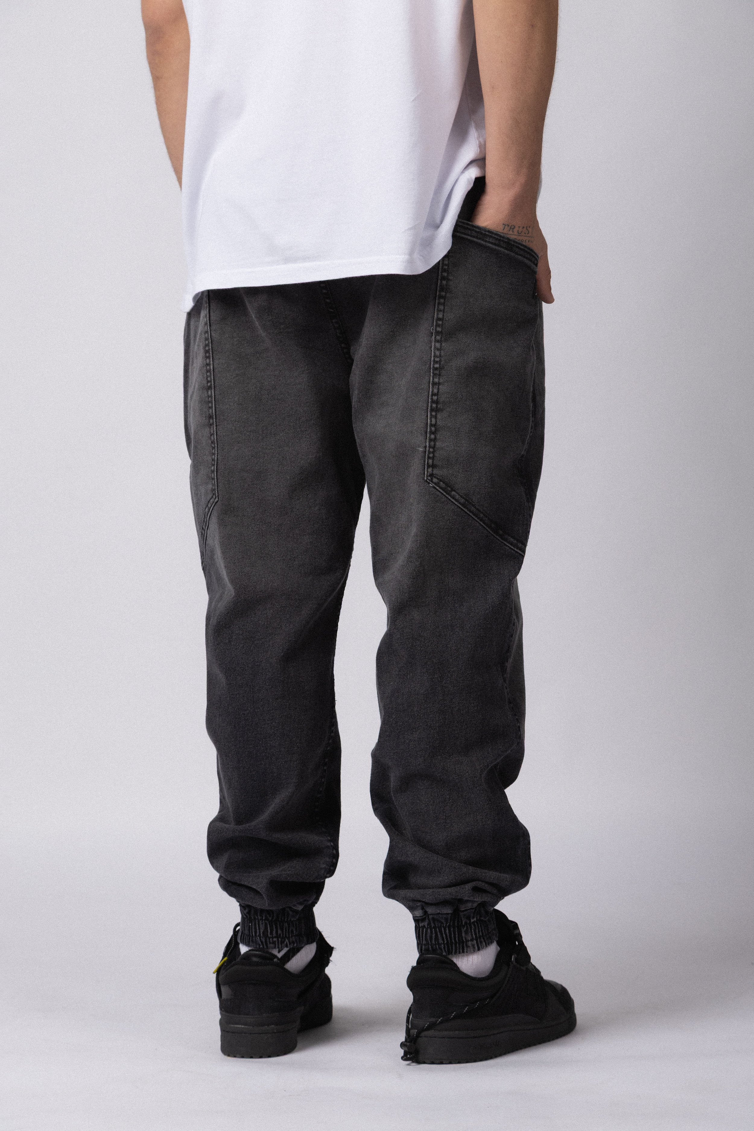 Jogjean Over Marcus Negro