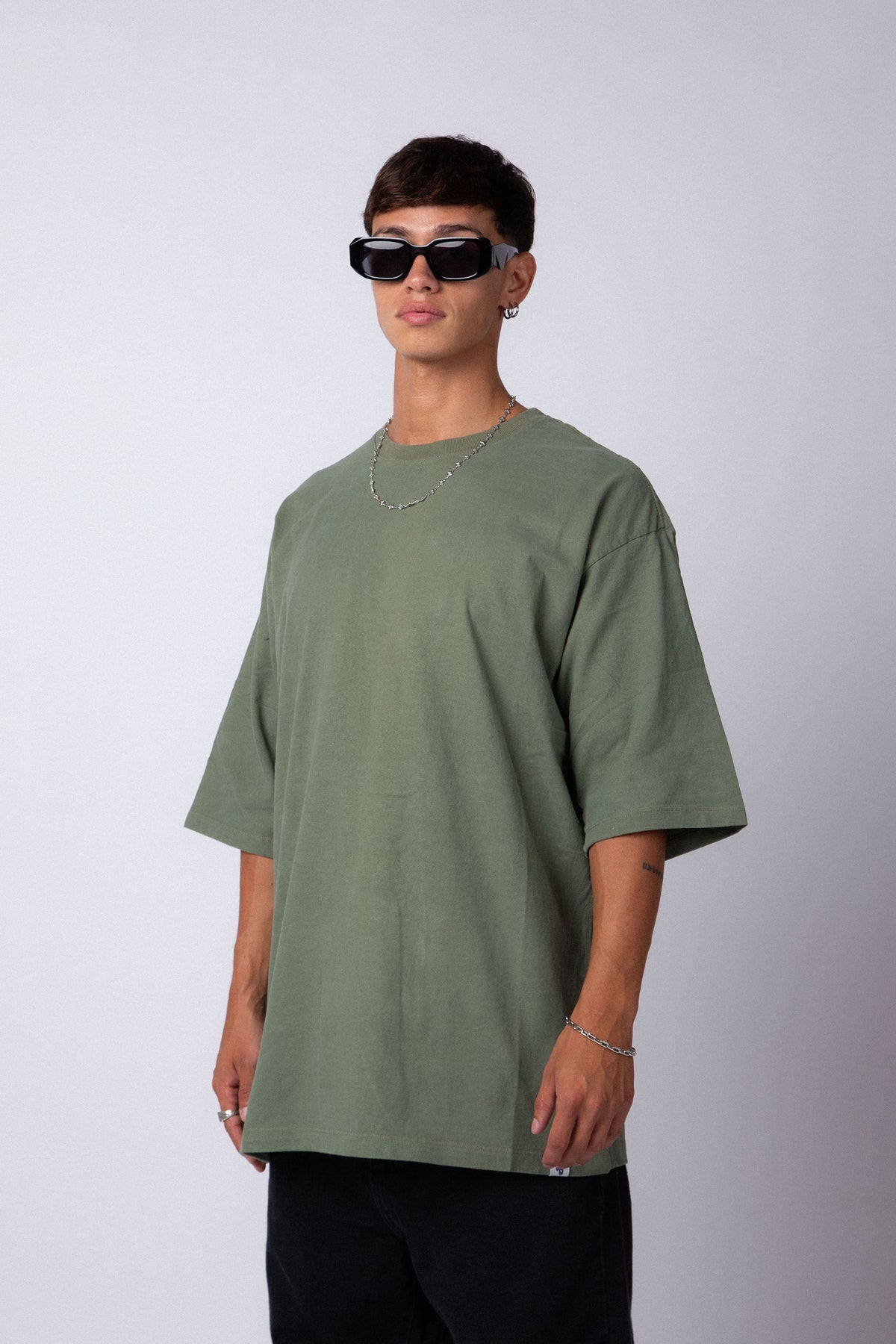Remera Over Carl Militar
