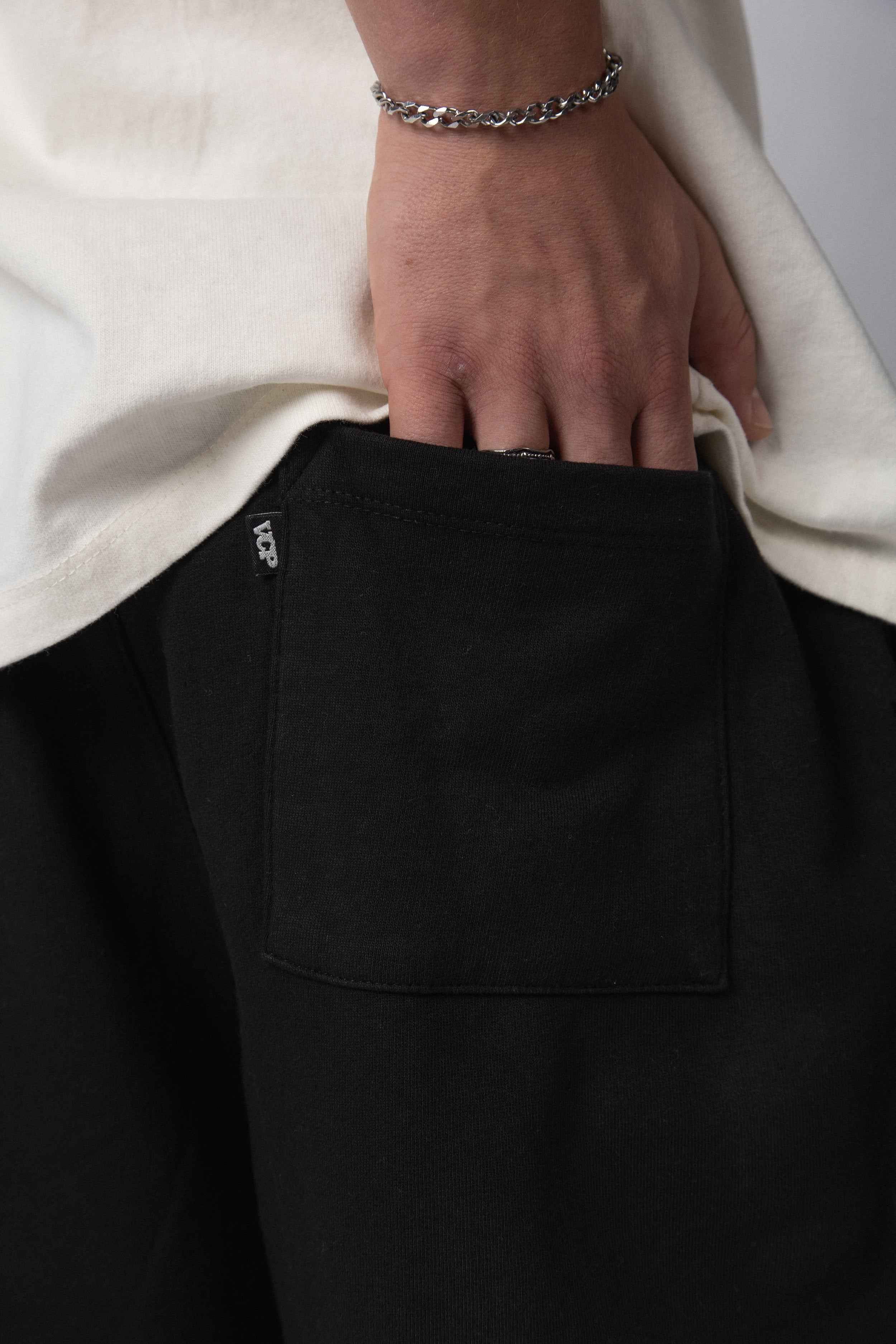 Bermuda Over Yogi Negra