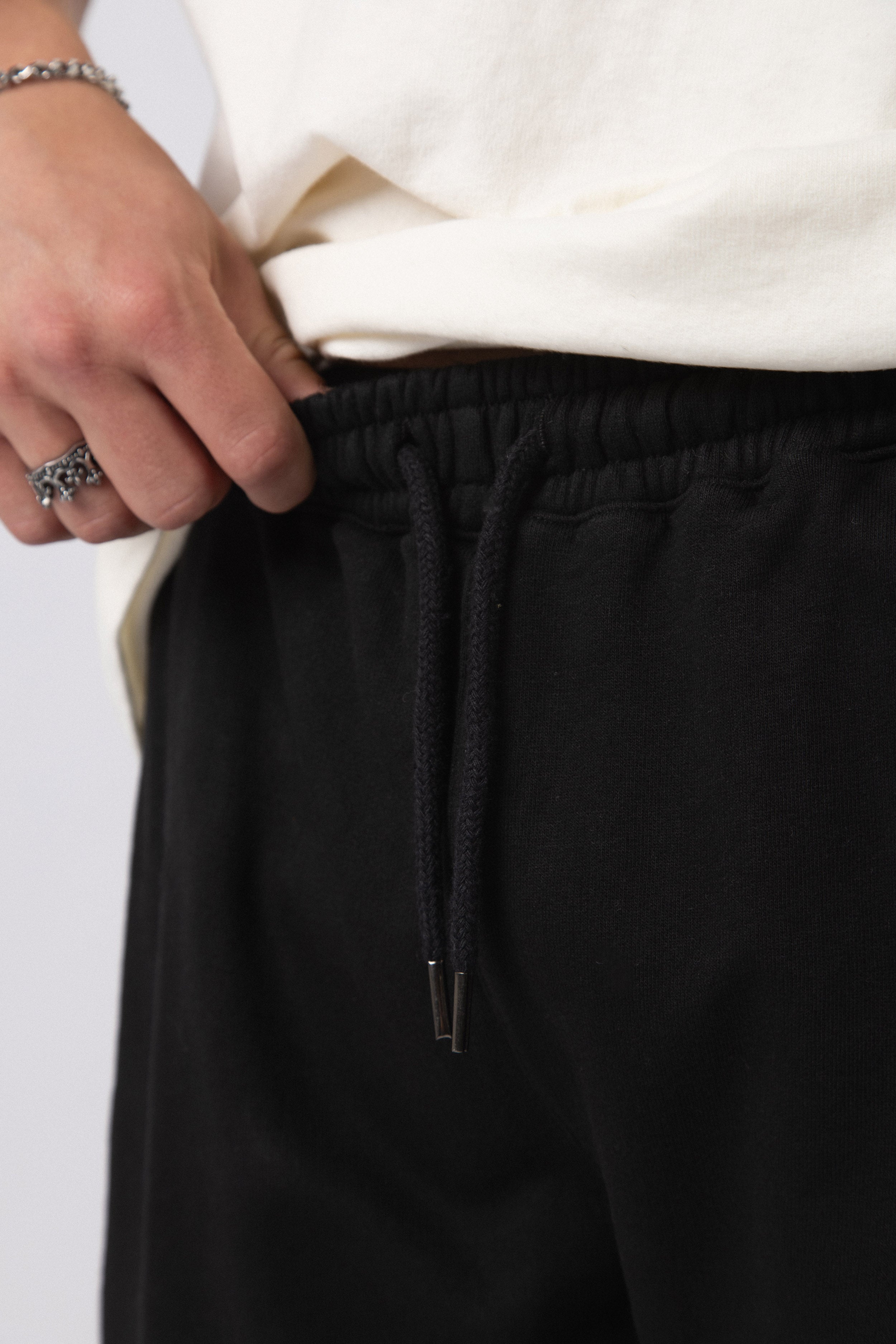 Bermuda Over Yogi Negra