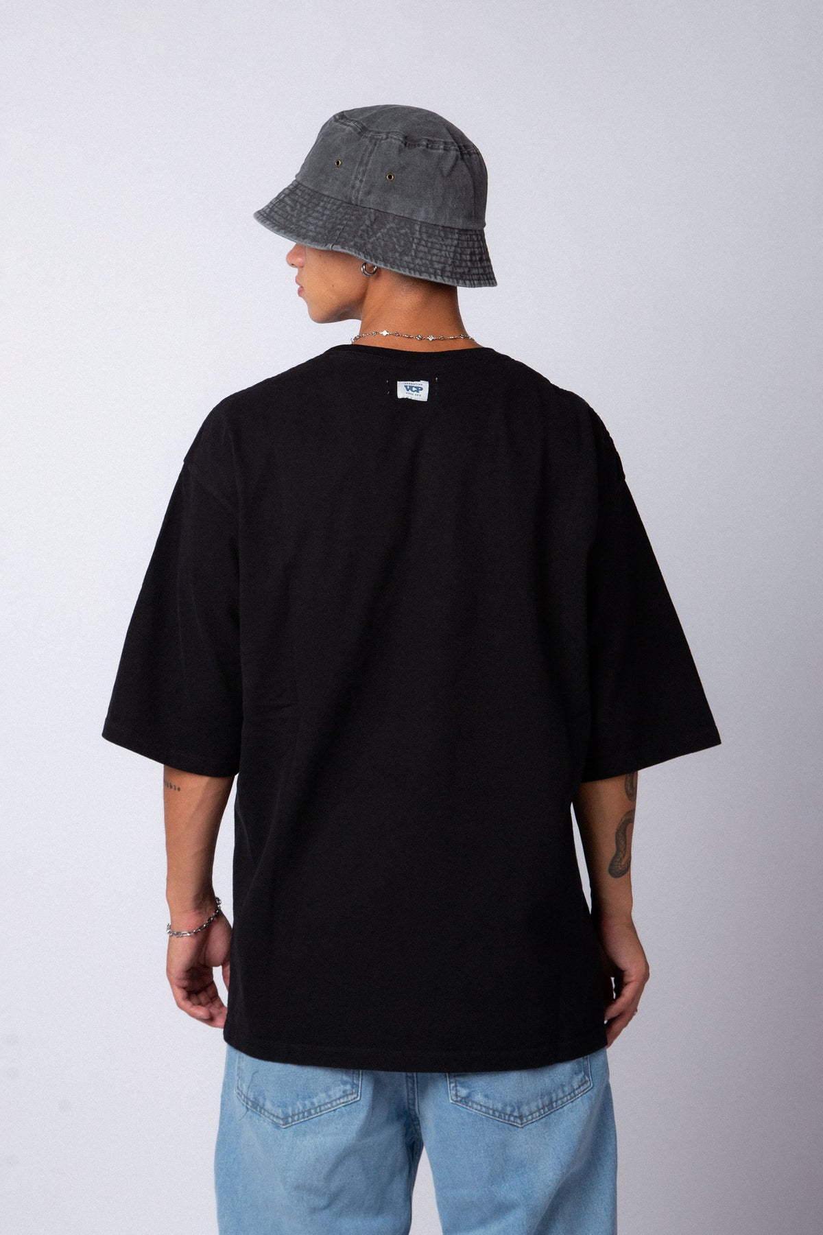 Remera Over Carl Negra