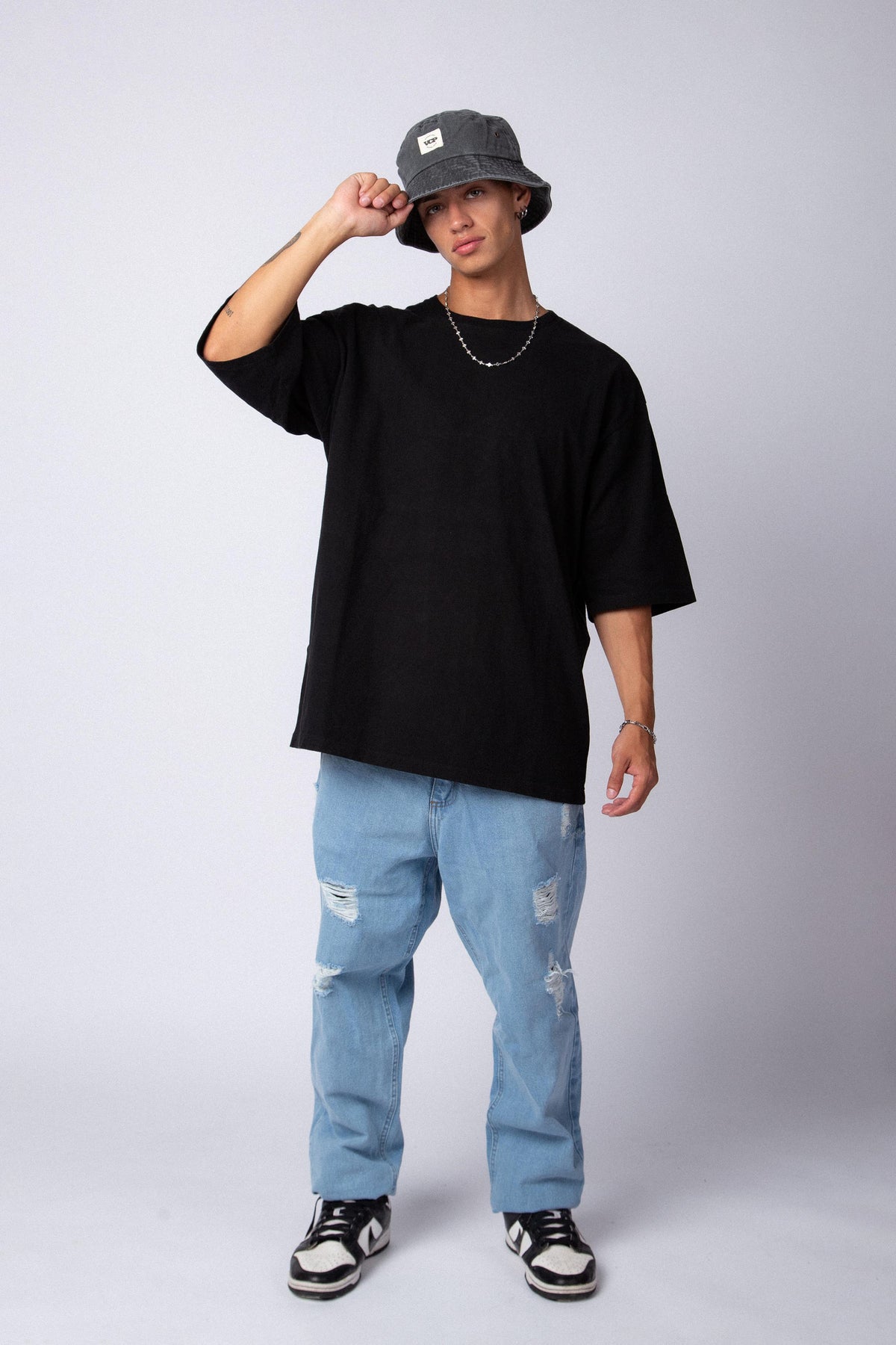Remera Over Carl Negra
