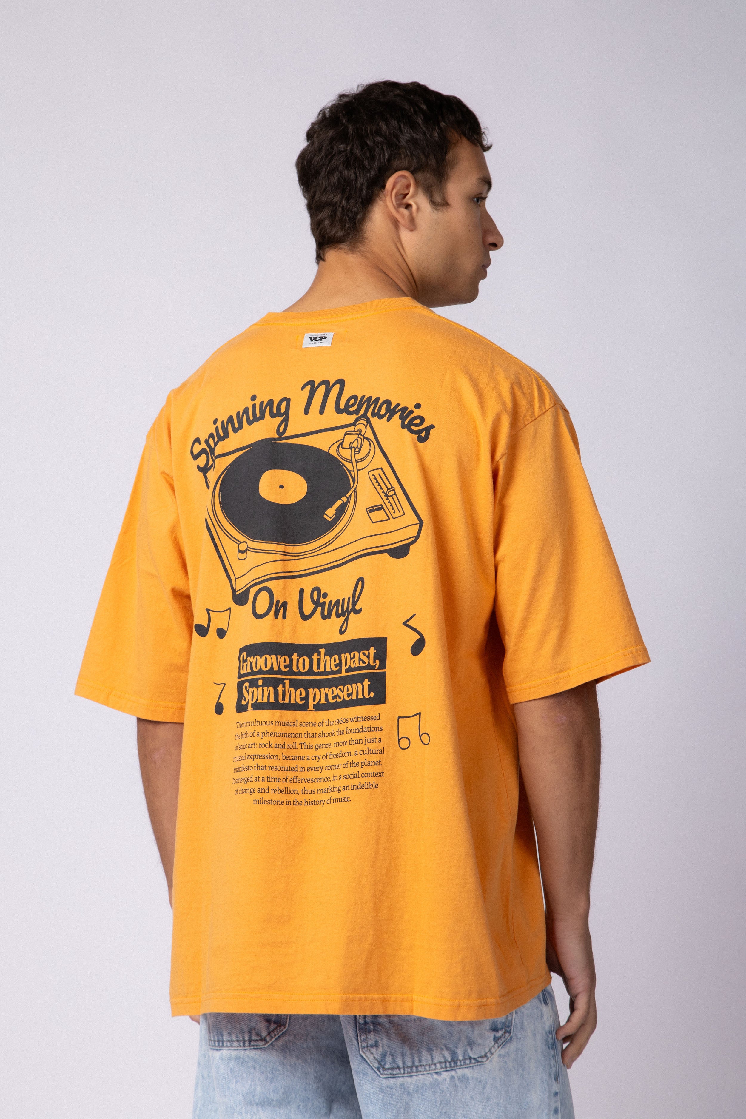 Remera Over Taz Groove Naranja