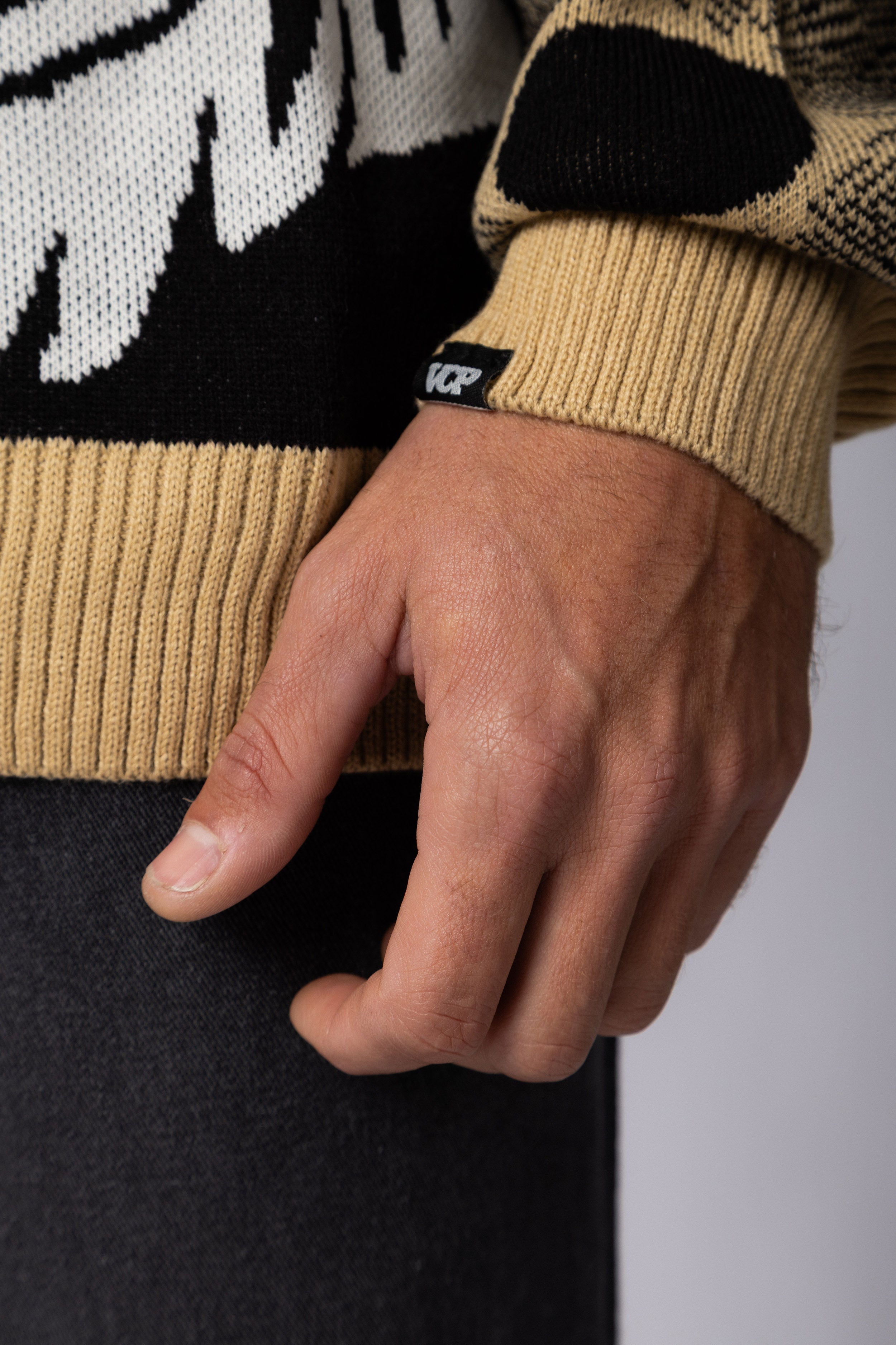 Sweater Over Felino