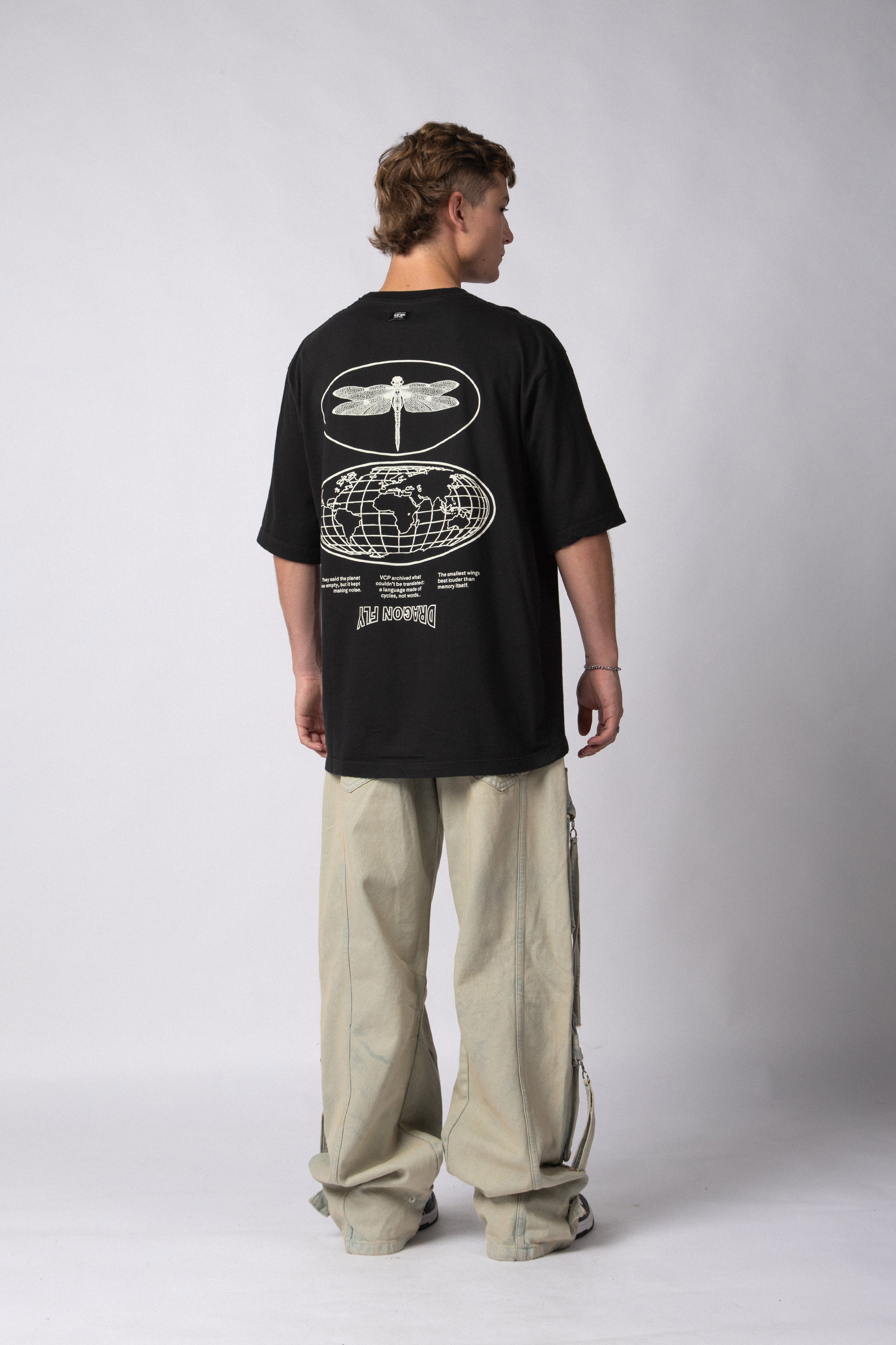 Remera Over Taz Wings Negra